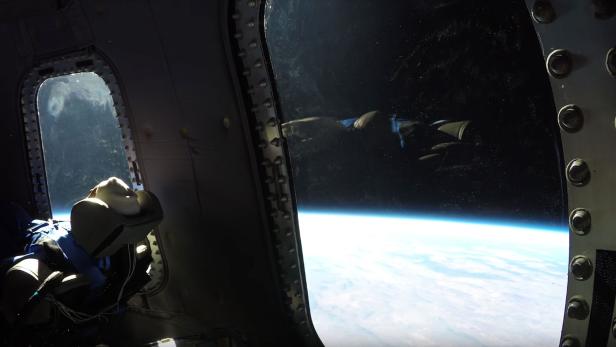 Der Test-Dummy &quot;Skywalker&quot; (li.) auf einem Flug mit der Raumkapsel New Shepard von Blue Origin