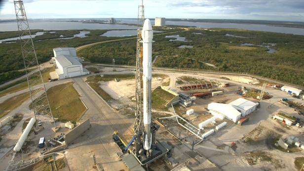 Die Raumfahrtfirma SpaceX startete am Freitag erstmals mit einer Kapsel und Raketenstufe, die bereits im Einsatz waren, ins Weltall.