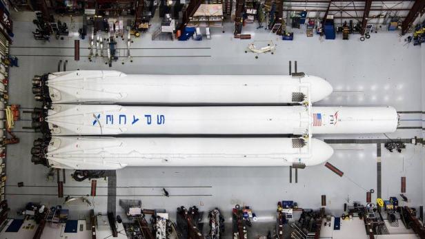 Die Falcon Heavy ist fast fertig zusammengebaut