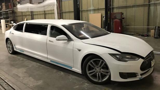 Tesla Model S zur Stretch-Limousine umgebaut