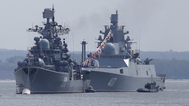 (L-R) Russian navy corvette Steregushchy, destroyer Nastoichivy and frigate Admiral Gorshkov are anchored in a bay of the Russian fleet base in Baltiysk in Kaliningrad region, Russia, July 19, 2015. Kaliningrad is one of the Russian cities, which will host the 2018 World Cup. Picture taken July 19, 2015. REUTERS/Maxim Shemetov