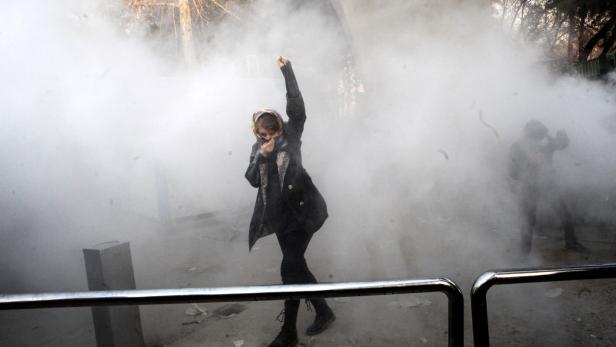 Eine Frau demonstriert in Teheran