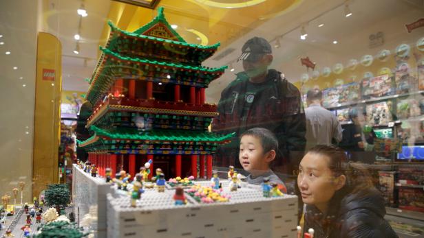 Modell eines Tores zur verbotenen Stadt in einem Lego-Geschäft in Peking