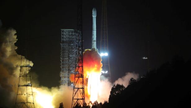 Start einer Rakete vom Typ Langer Marsch 3B im Xichang Satellitenstartzentrum in China