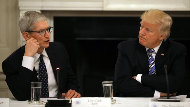 Apple-CEO Tim Cook mit US-Präsident Donald Trump