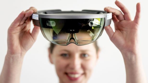 Microsofts HoloLens soll ÖBB-Lehrlingen u.a. beim Training mit komplexen Bauteilen helfen