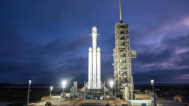 Die Falcon Heavy wartet derzeit geduldig auf der Startrampe LC-39A