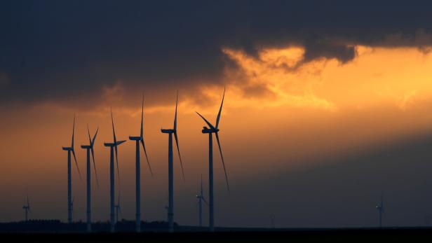 Strom aus Windkraftanlagen könnte künftig in riesigen Akkus gespeichert werden