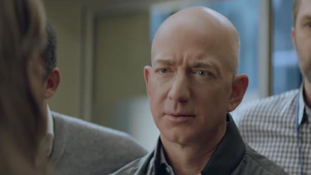 Amazon-Chef Jeff Bezos spielt im Alexa-Super-Bowl-Spot mit