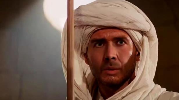 Nicolas Cage als Rick O'Connell in „Die Mumie“ mit Turban und besorgtem Blick.