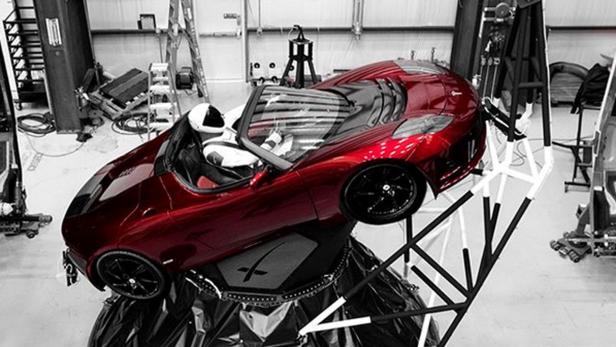 Der &quot;Starman&quot; im roten Tesla Roadster, der an Bord einer Falcon-Heavy-Rakete am 6.2.2018 ins All befördert werden soll