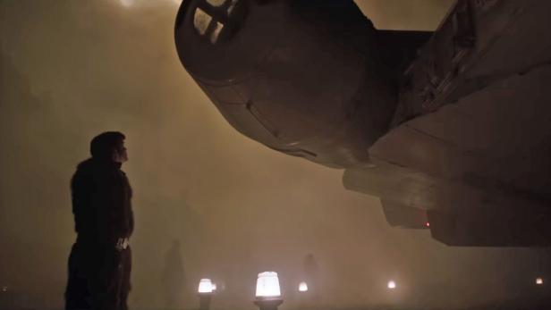 Der junge Han Solo neben dem &quot;Millenium Falcon&quot; in &quot;Solo: A Star Wars Story&quot;