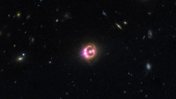 Der Quasar RX J1131-1231 hat einige Exoplaneten weit außerhalb der Milchstraße enthüllt