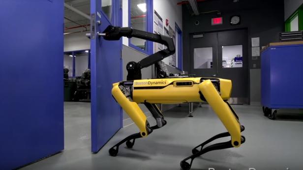 Der Roboter Spot Mini von Boston Dynamics öffnet mit einem Greifarm eine Tür