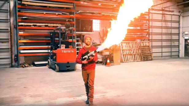 Auf YouTube zeigt dieser Mann, wie man sich selbst einen Flammenwerfer wie jenen von Elon Musks Boring Company zusammenbauen kann