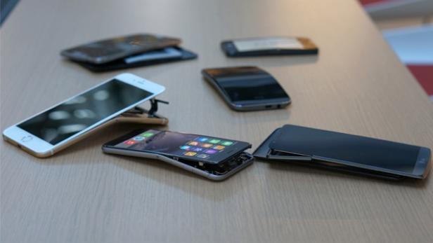 Consumer Reports hat die neuen iPhones und andere Smartphones mit einer Prüfmaschine an die Belastungsgrenze gebracht.