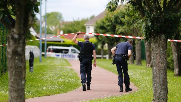 Französische Polizisten nahe dem Haus in Magnanville, wo in der Nacht des 13. Juni 2016 zwei Menschen ermordet wurden