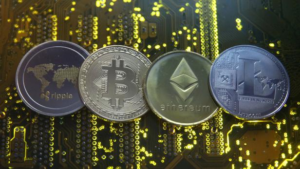 Symbolmünzen für Ripple, Bitcoin, Etherum und Litecoin