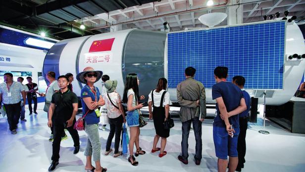Besucher vor einem 1:1-Modell der chinesischen Raumstation Tiangong-2 bei einer Ausstellung in Peking