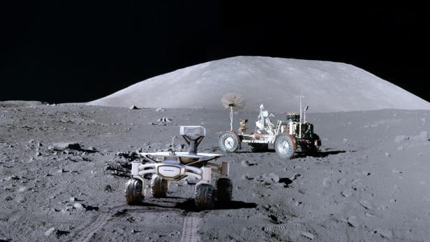 Der Audi Lunar Quattro Rover vor dem Lunar Roving Vehicle aus den 1970er-Jahren auf der Mondoberfläche