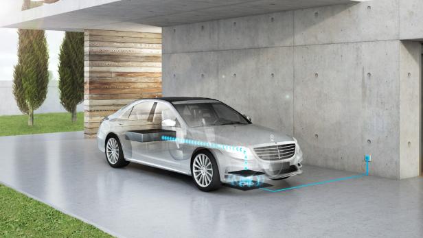 D212161.jpg Mercedes S500e mit induktiver Ladeplatte