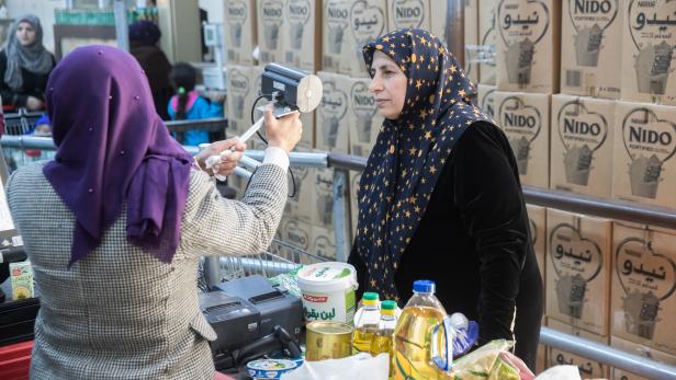 Iris-Scan beim Bezahlen im Supermarkt im Flüchtlingscamp Azraq