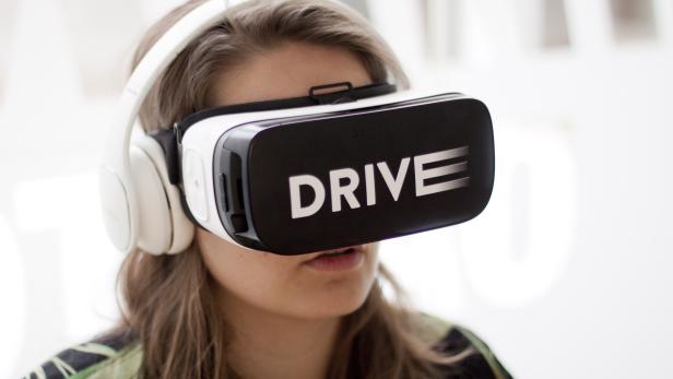 Mit VR-Brille und eigener App sollen Fahranfänger auf die Gefahren von Mobiltelefon-Nutzung im Straßenverkehr aufmerksam gemacht werden