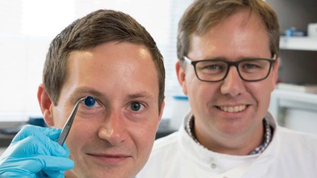 Steve Swioklo und Che Connon (re.) von der Newcastle University mit einer 3D-gedruckten Hornhaut