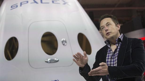 SpaceX CEO Musk speaks after unveiling the Dragon V2 spacecraft in Hawthorne