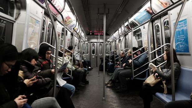 US-NEW-YORK-CITY'S-AGING-SUBWAY-SYSTEM-FRAUGHT-WITH-DELAYS-AND-G