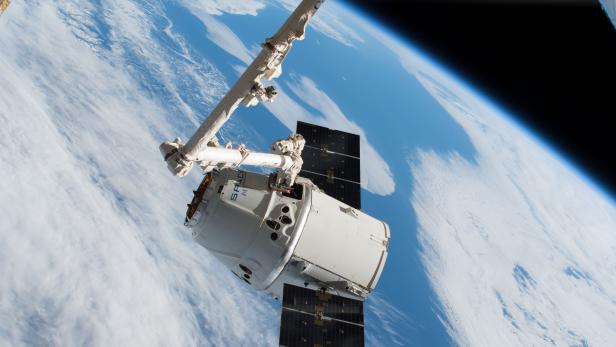Die Dragon-Raumkapsel, kurz nachdem sie vom Roboterarm der ISS eingefangen wurde