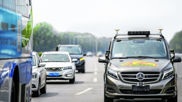 Daimler erhält als erster internationaler Autobauer Genehmigung für Erprobung von vollautomatisierten Fahrzeugen auf öffentlichen Straßen in Peking