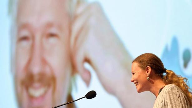 Julian Assange auf der Videowall, Sarah Harrison live am Hackerkongress 30C3.