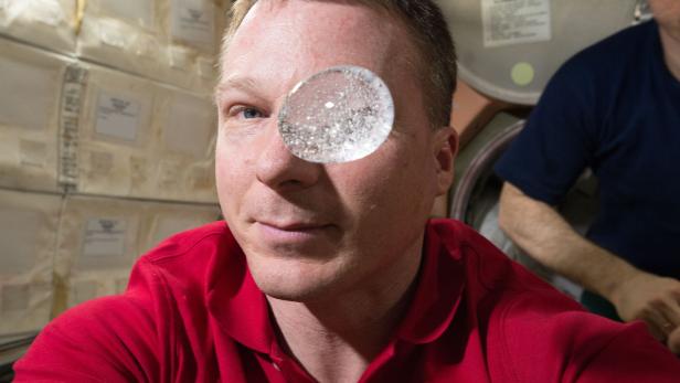 Astronaut Terry Virts zeigt in einem 4K-Video, wie sich eine Tablette in einem schwebenden Wasserball auflöst