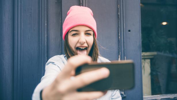 Teenager bessern Selfies oft mit technischen Hilfsmitteln auf.