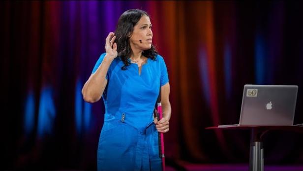 Die blinde Astronomin Wanda Diaz Merced während ihres TED-Talks.
