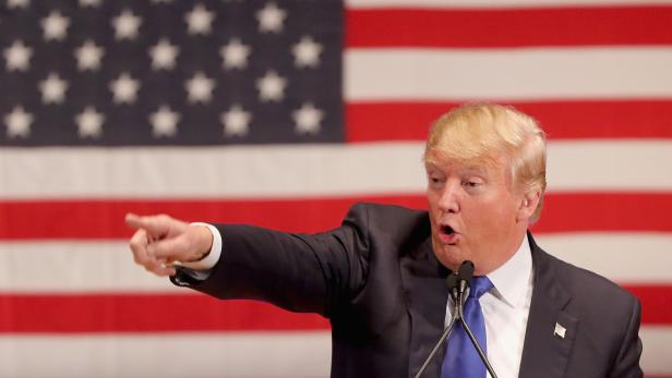 US-DONALD-TRUMP-HOLDS-EVENT-TO-BENEFIT-VETERANS-ON-NIGHT-OF-GOP-