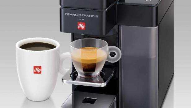 1. Preis: Die Maschine bereitet Kaffee auf zwei unterschiedliche Arten zu (als Espresso und Filterkaffee) – dabei wird praktischerweise aber nur eine Maschine benötigt. Die Y5 Iperespresso „Espresso &amp; Filterkaffee“ kann sowohl mit Espressokapseln, die den Kaffee durch eine Infusionsphase mit nachfolgender Emulsionsphase extrahieren, oder mit Filterkaffeekapseln, die mit Niederdruckextraktion arbeiten, befüllt werden.
