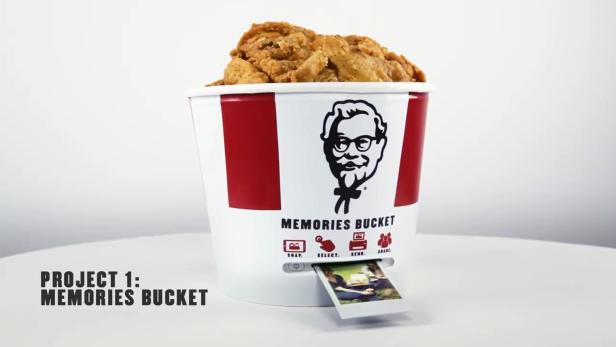 Der KFC Memories Bucket ist ein Hühnchen-Eimer mit Foto-Drucker
