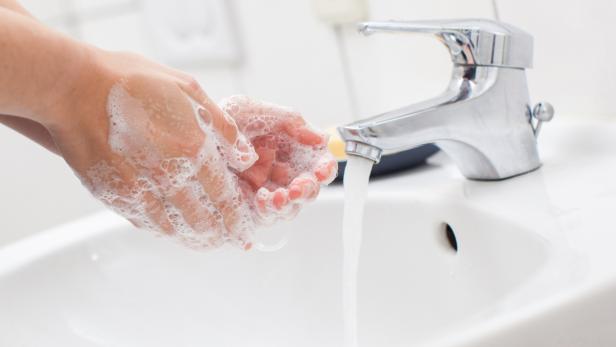 Händewaschen schützt vor Keimen. Es kann aber auch zum Zwang werden.