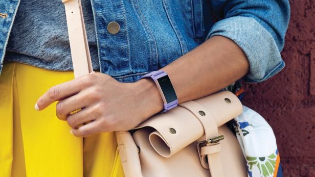 Fitness-Tracker wie der Fitbit Charge 3 können kontinuierlich den Puls messen