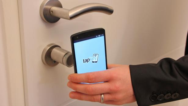 Das Smartphone mit NFC wird an den Türknauf gehalten um eintreten zu können
