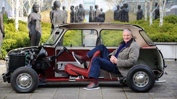 Mitarbeiter schenkten Gründer James Dyson einen in zwei Hälften geschnittenen Mini. Er steht beim Eingang der Firmenzentrale