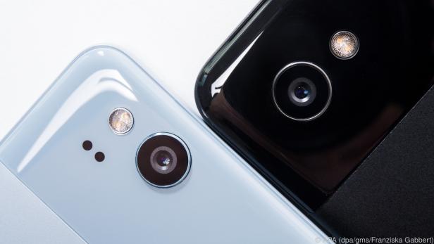 Auch das Pixel 2 (li.) und das Pixel 2 XL bekommen den "Nachtsicht"-Modus