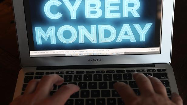 US-ONLINE-RETAILERS-OFFER-HOLIDAY-SALES-ON-"CYBER-MONDAY"