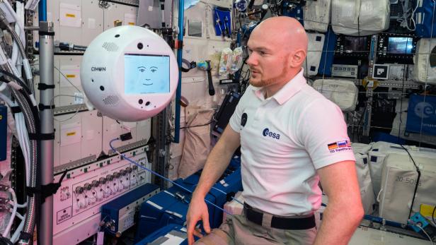 Der deutsche Astronaut Alexander Gerst mit CIMON auf der Internationalen Raumstation
