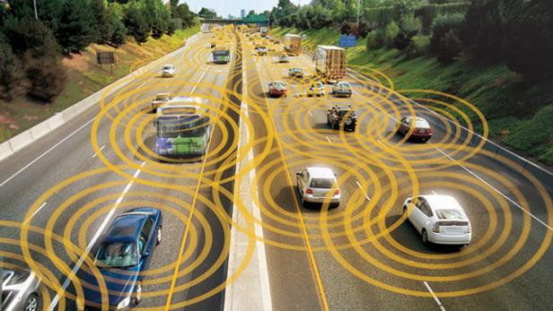 Bei V2X-Kommunikation (Vehicle-to-X) tauschen Fahrzeuge untereinander sowie mit der Straßeninfrastruktur automatisch Informationen aus 