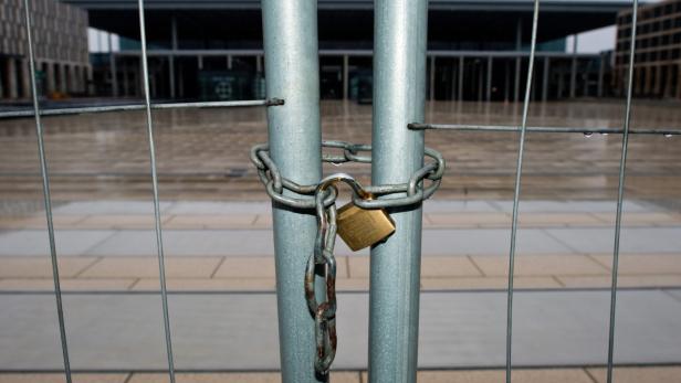epa03528692 A chain lock is hung on a construction site fence outside at the terminal building of the new Berlin airport Berlin Brandenburg Willy Brandt (BER) in Schoenefeld, Germany, 09 January 2013. Berlin&#039;s new airport will not open until at least 2014 after the date was delayed for a fourth time, sparking protests that led the city mayor to cut his ties with the troubled project on 07 January 2013. In the planning since 1996, the airport - meant to become Germany&#039;s gateway to the world - has been plagued by cost overruns, delays and technical glitches, crucially a faulty fire safety system. When it eventually opens, Willy-Brandt Airport will replace Berlin&#039;s three smaller air hubs - Tegel, Schoenefeld and the now closed Tempelhof, made famous by the Cold War Berlin airlift. EPA/PATRICK PLEUL