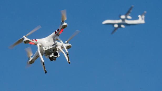 Gefährliche Begegnungen in luftiger Höhe. Ein Zusammenstoß zwischen Drohne und Flugzeug könnte schlimme Folgen haben