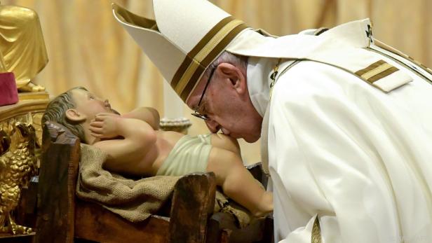 Papst Franziskus bei der jährlichen Christmette im Petersdom